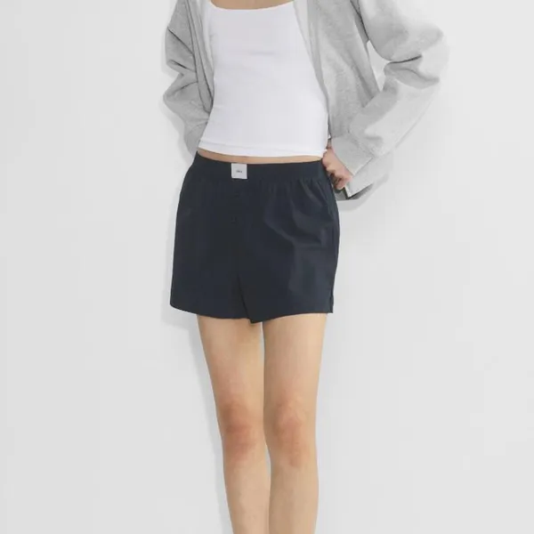 Aritzia Women's Black and Navy Shorts - Image 4
