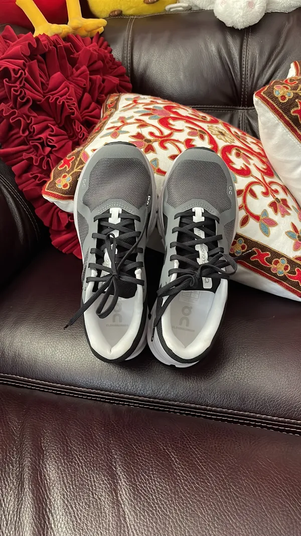 On Cloudflyer 4 Women's pre loved color in grey size 8.5 wear once in store color in Trey/black/white - Image 10