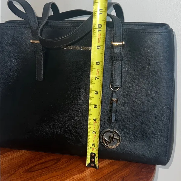 Michael Kors Black shoulder bag with 3 compartments for organization. - Image 10
