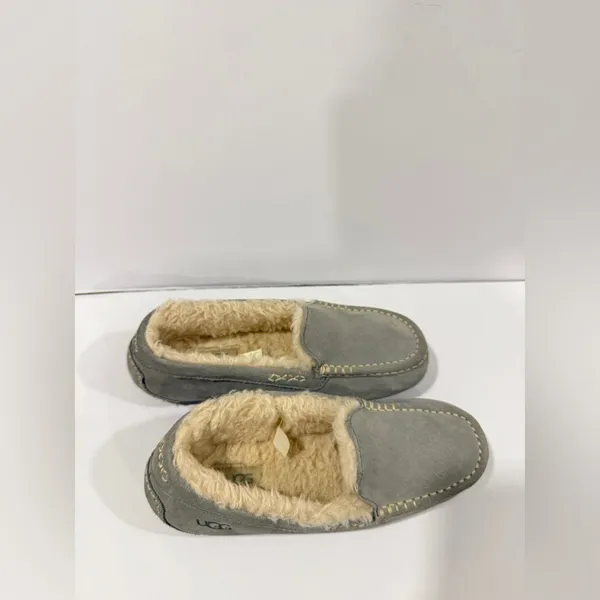UGG Ansley Slippers Womens 8 Gray Suede Shearling Lined Moccasin - Image 6