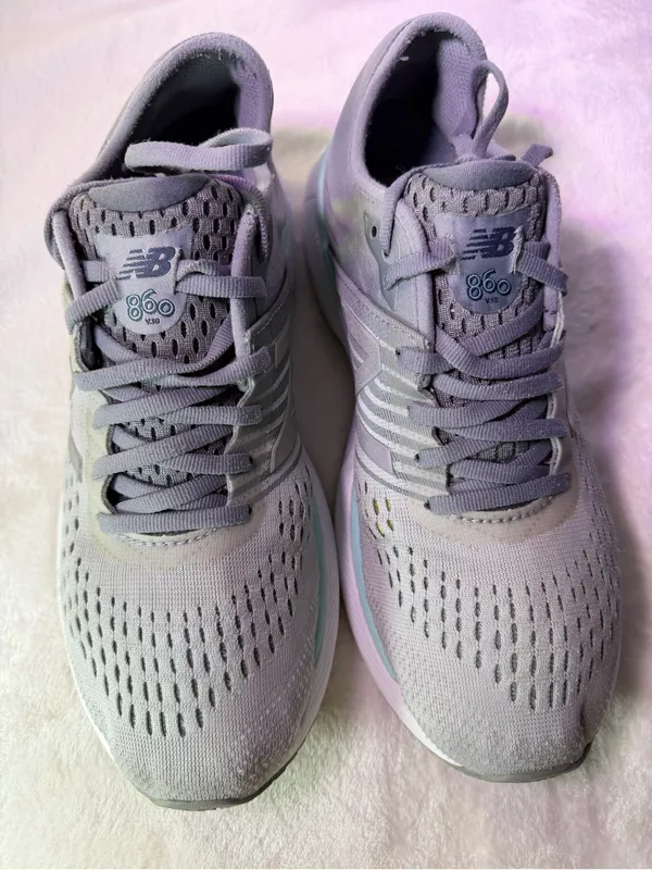 New Balance Women's Light Gray Running Sneakers with Mint Trim - Image 10