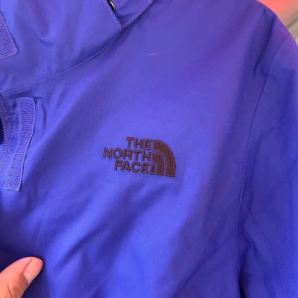 The North Face Women's Vibrant Purple Ski Jacket - Image 2