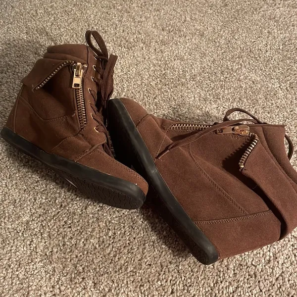 Forever 21 wedge bootie in chocolate brown with gold trim size 7.5 - Image 7