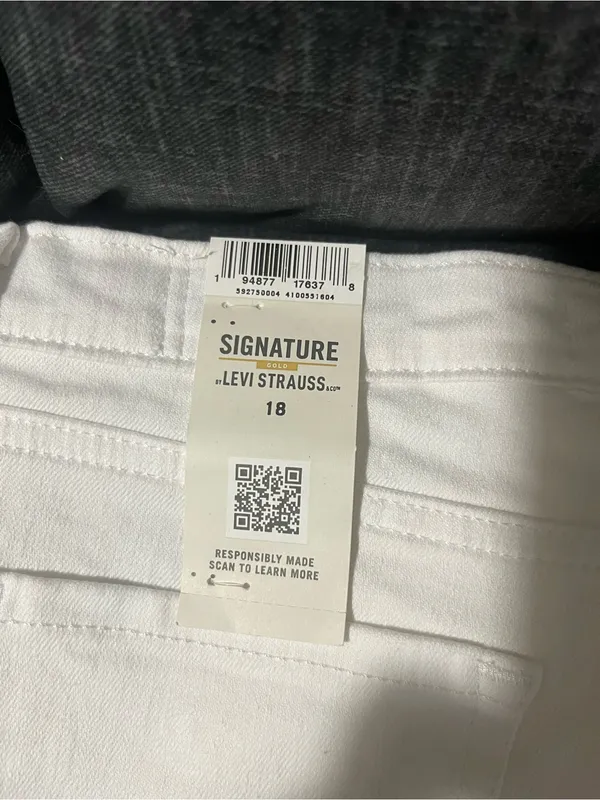Levi's Signature by Levi Strauss White Women's Jean Shorts - Image 6