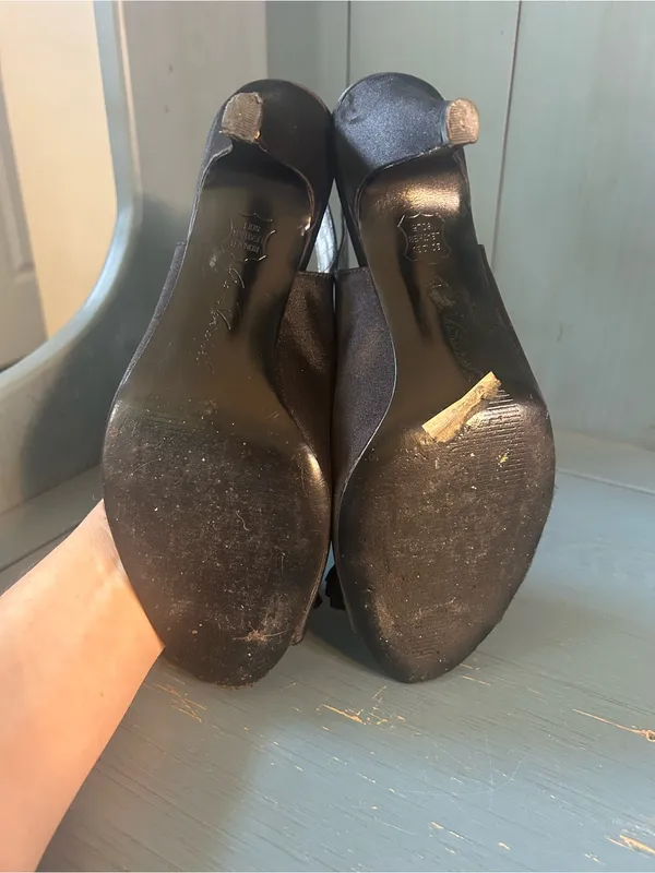 Gloria Vanderbilt Blk Satin Peep-Toe Slingback Heels w/Ruffle & Crystal Accents - Image 6