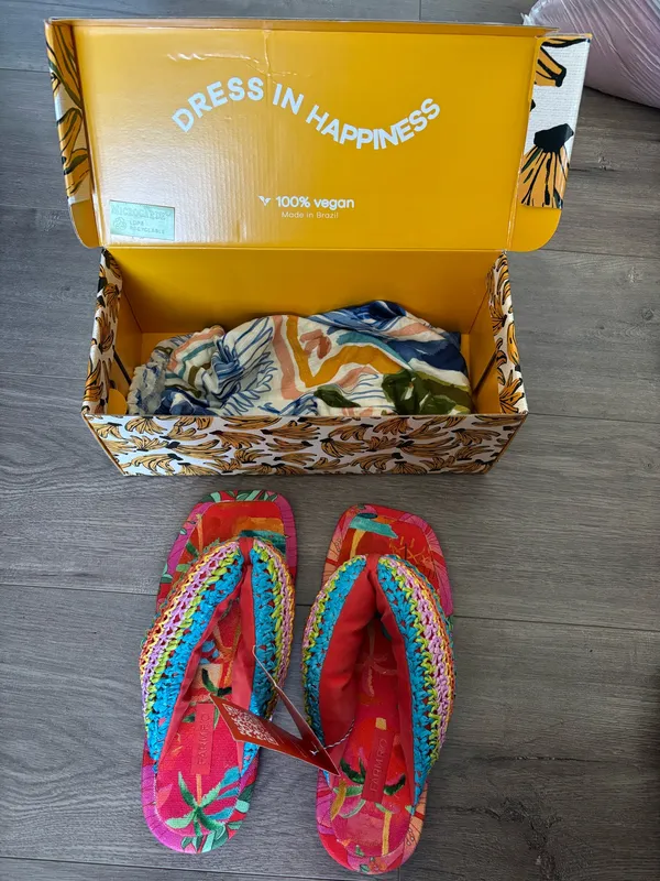 Farm Rio Flip-Flops Toucans Crochet Puffy - Image 4