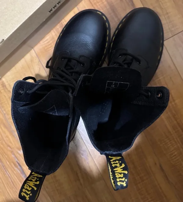 Dr. Martens 1460 Women’s Pascal Virginia Leather Lace Up Boots in Black - Image 9