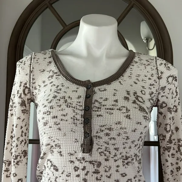Free People 'Davis' Mottled Thermal Henley Tee, Size S, Excellent! - Image 3