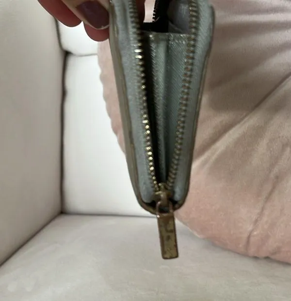 Tory Burch wallet flaws noted and minor stains. - Image 3