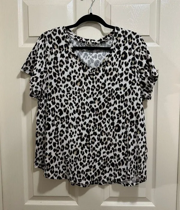 Old Navy short sleeve v-neck shirt leopard print size XL - Image 2