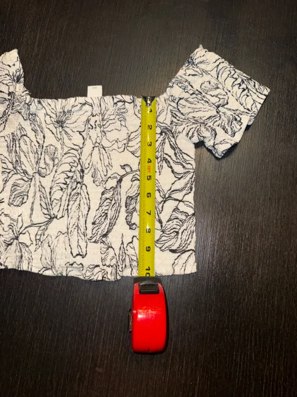 H&M Cream Off-Shoulder Smocked Floral Crop Top - Image 7