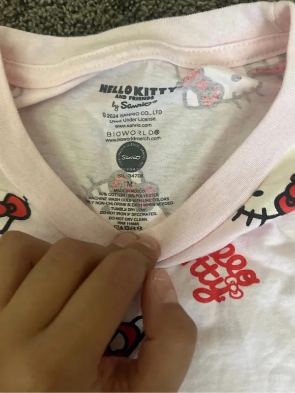Hello Kitty Short Sleeve Tee Size Medium 0358 - Image 2