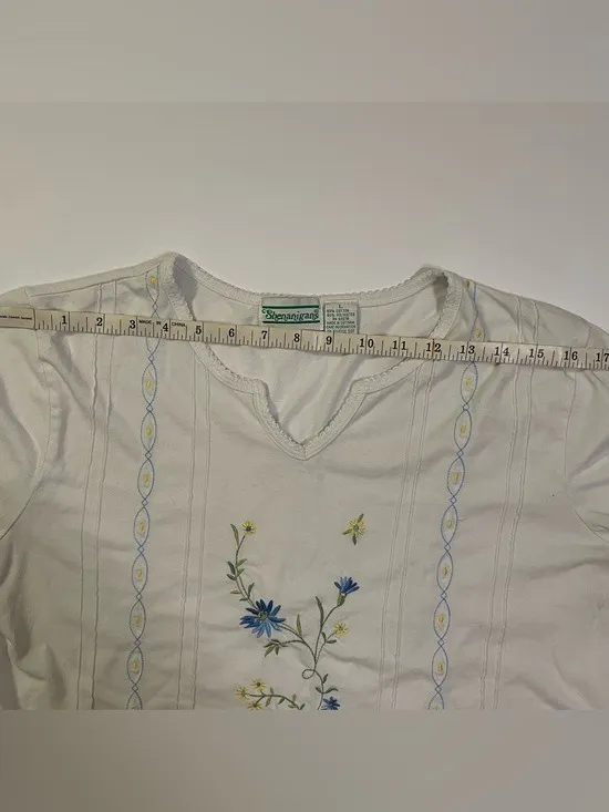 *Vintage* Shenanigans White Cotton Blend Tee with Embroidered Flowers size L - Image 6