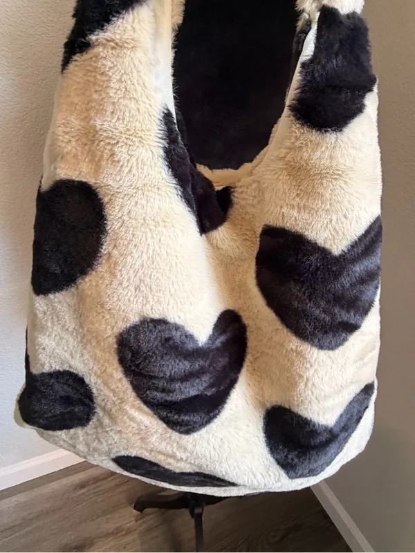 Faux Fur Heart Tote Bag - Black Hearts on Cream - Image 5