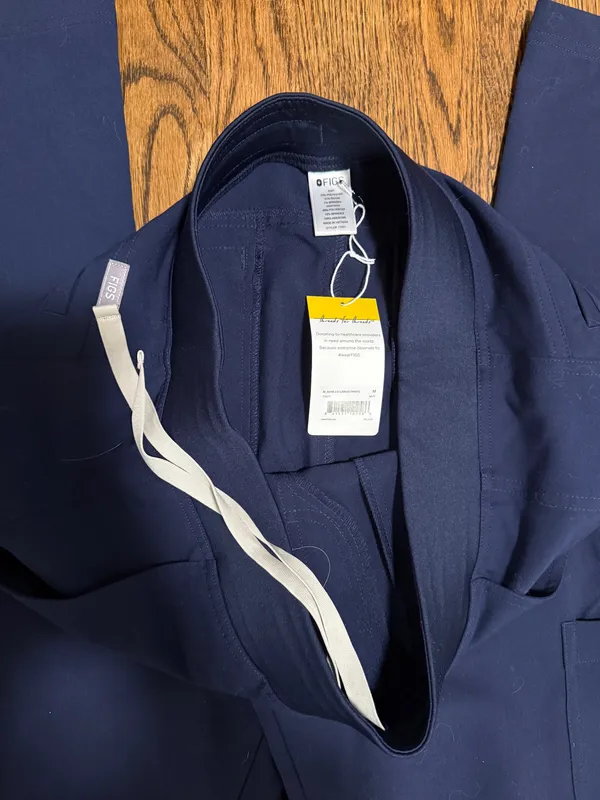 FIGS Scrub Pants cargo medium  - Image 4