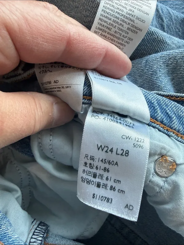 Levis Premium Wedgie Straight Faded Wash Button Fly Jeans 28" Inseam Size 24 - Image 5