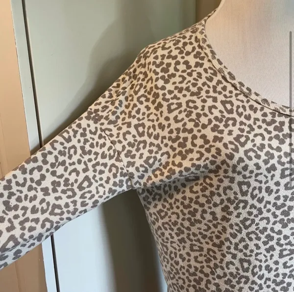 American Eagle XS Leopard Top - Image 3