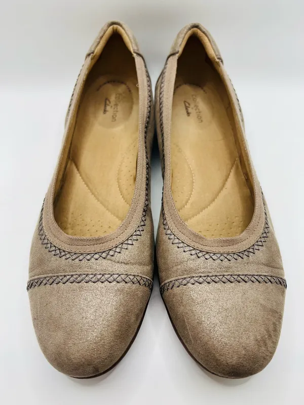 Clarks Suede Ballet Flats Taupe Comfort Slip On Round Toe Women’s 8.5M Casual - Image 4