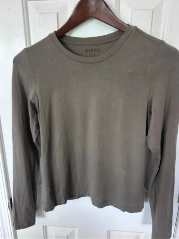 No Bull long sleeve shirt women’s size M gray work out shirt. - Image 5