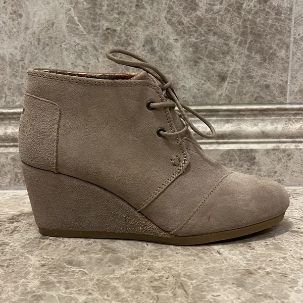 Toms Kala Desert Wedge Bootie Size 7.5 Suede Taupe Lace Up Boot - Image 6