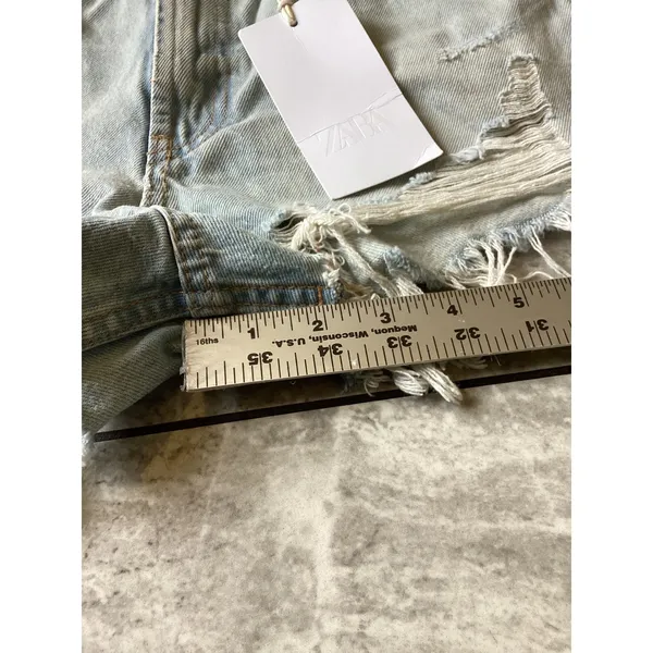 Zara High-Rise Curved Denim Shorts Light Wash Distressed Frayed Size 2 24 EU 34 - Image 4