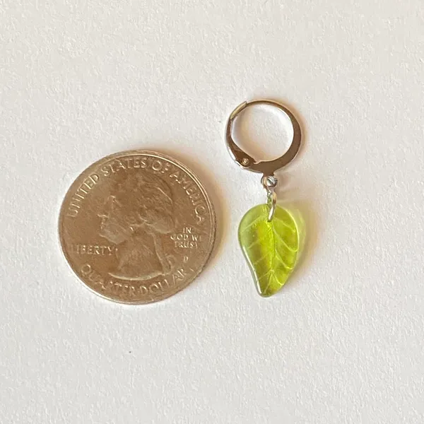Handmade fairy forest vintage retro aesthetic style simple Czech glass leaf dangle earrings🍃💚 - Image 8