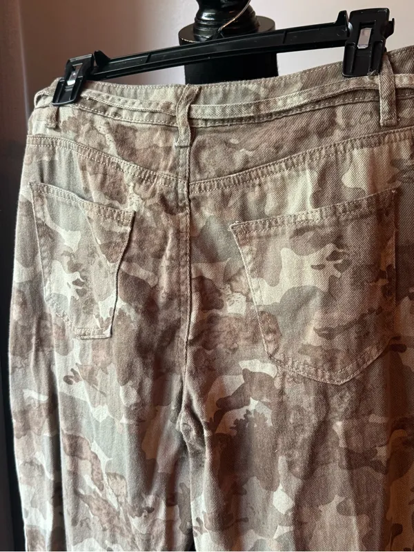 Indigo Rein Beige Camo Cargo Pants Sz 25”x27.5” - Image 4