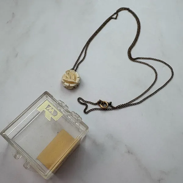Vintage Dainty Flower Pendant Necklace Rocky Mountain Crown Made in USA - Image 3