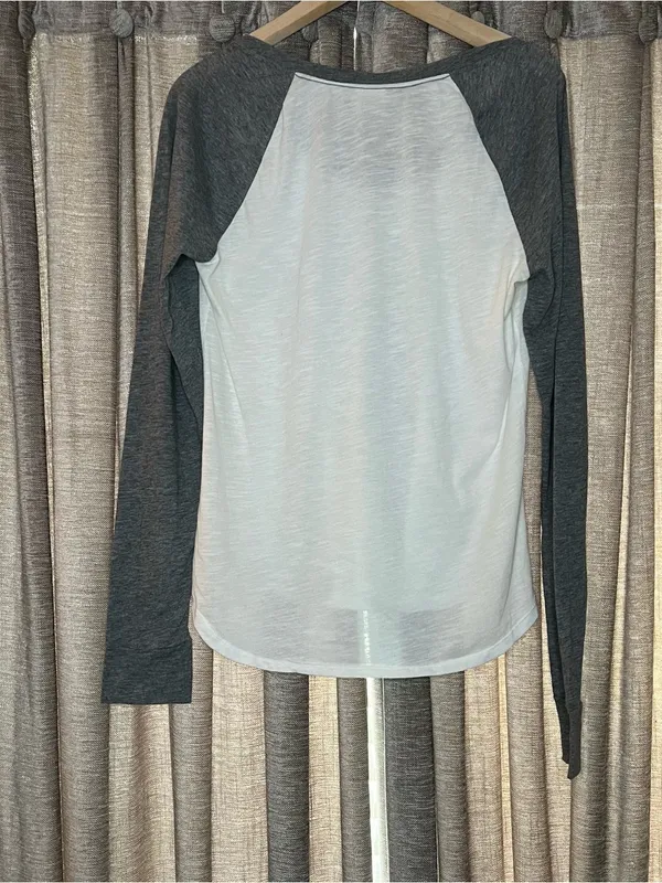 Pink Victoria’s Secret Y2K Raglan Long-Sleeve Top in White and Gray Size Medium - Image 9