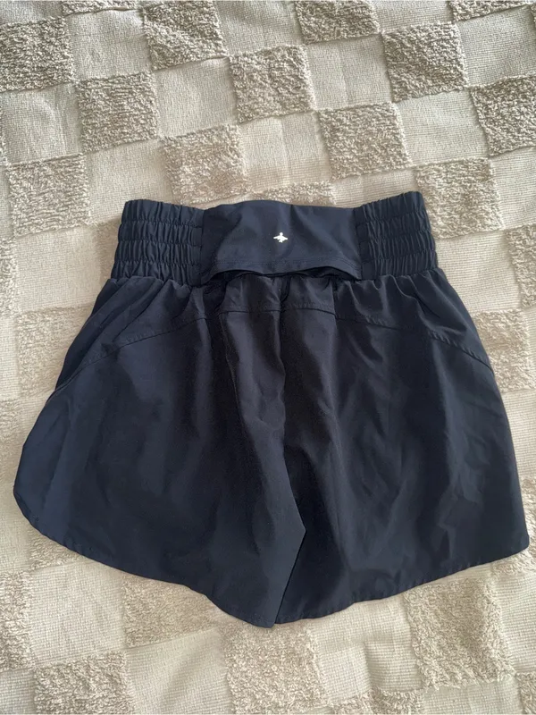 HALARA Black Athletic Flow Shorts High Smocked Waist Layered Size M NWOT - Image 5