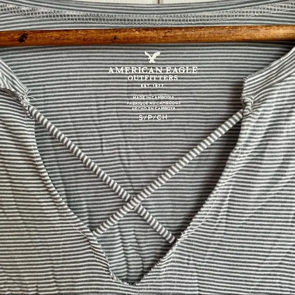American Eagle ⭐️ striped ombré tee size small - Image 2