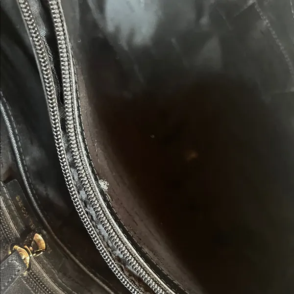 Michael Kors Black shoulder bag with 3 compartments for organization. - Image 3