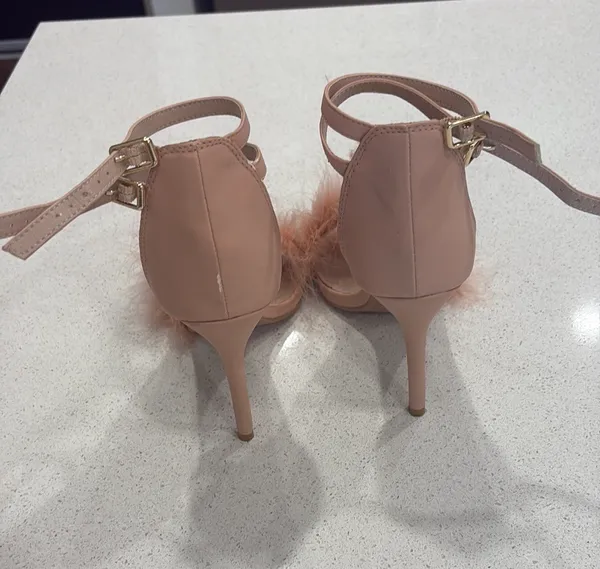 Pink feathered heels Size 7 - Image 4