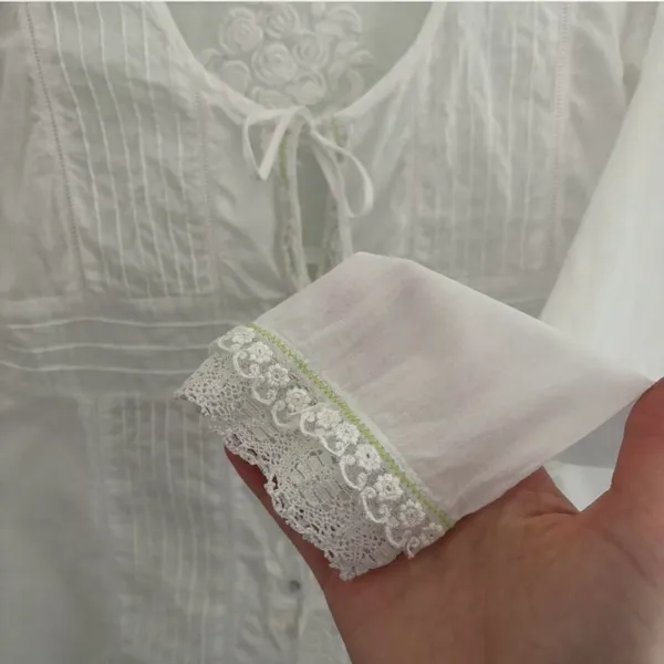 Free People vintage White cotton Embroidered Boho Tie-Front Top, size S - Image 4