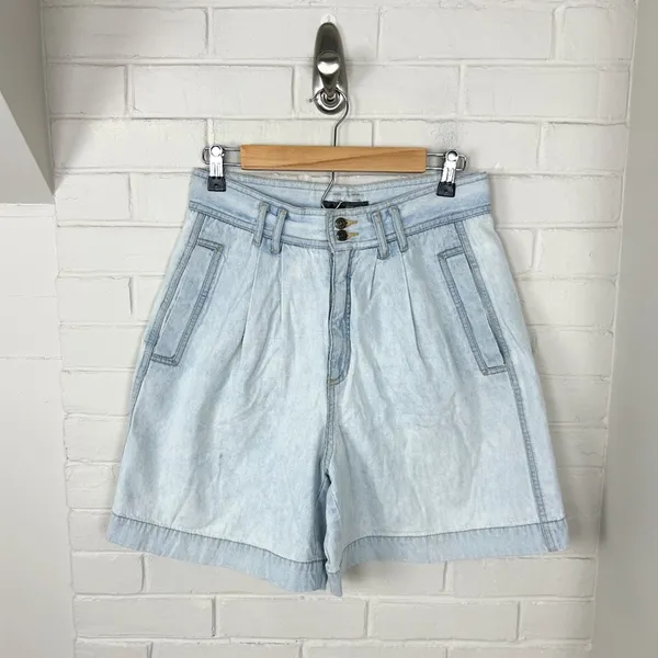 Vintage Liz Wear Liz Claiborne Light Wash Pleated Denim Shorts Size 12 - Image 2