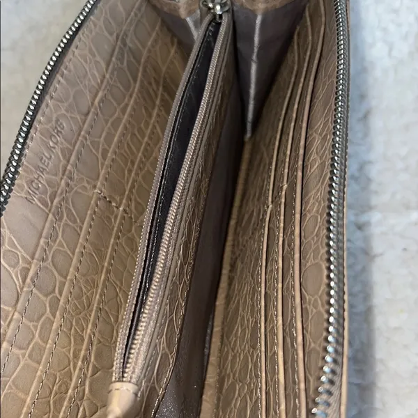 Michael‎ Kors Tan Crocodile-Embossed Wallet Luxurious Design - Image 16
