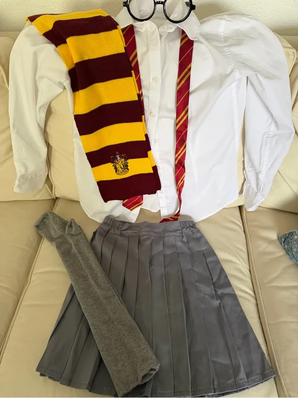 Gryffindor Wizard Robe with Hood and Complete Outfit for Women Black & Red - Image 6