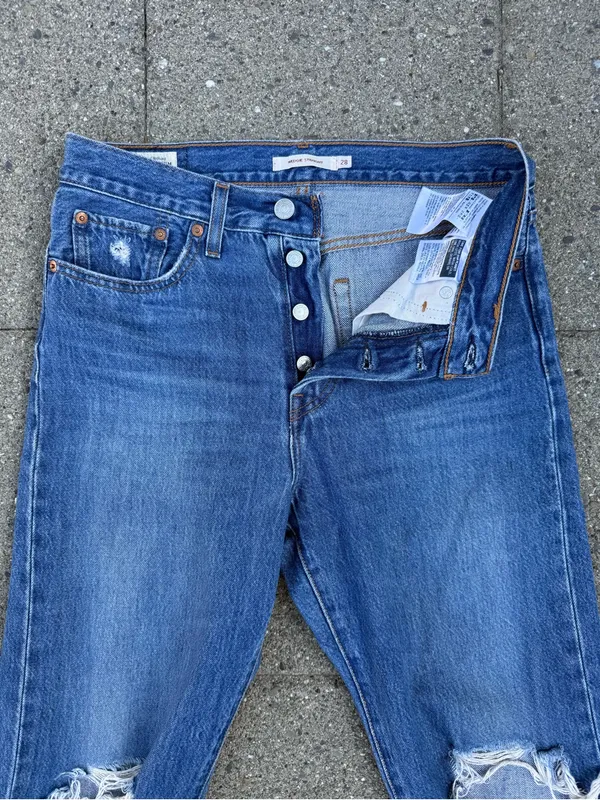 Levi’s Premium Wedgie Straight Jeans • Sz 28 - Image 3