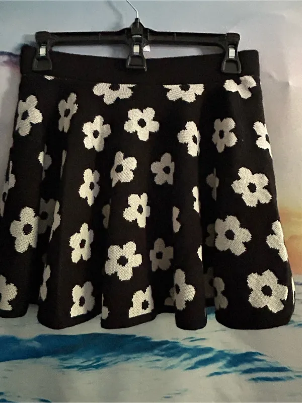 Forever 21 Black & White Floral Knit Skater Mini Skirt Small - Image 2