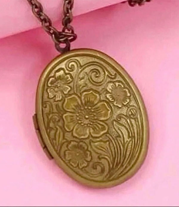 Antiqued bronze photo locket necklace. New - Image 2
