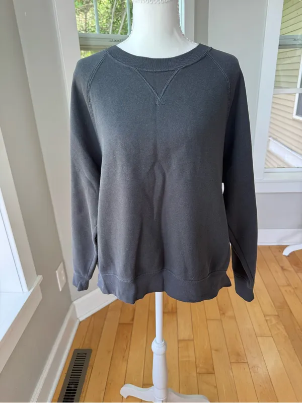 Old Navy Charcoal Crewneck Sweatshirt Size Large - Image 8