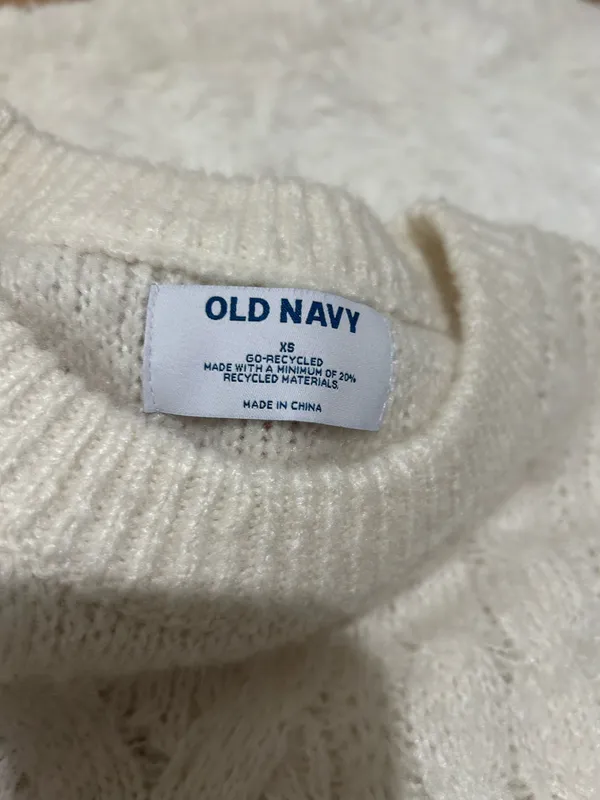 Old navy white sweater - Image 2