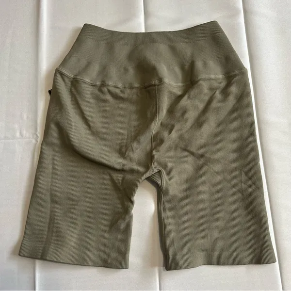 NWT Nux Active High Waisted Olive Sage Green Ribbed Biker Shorts Size Small - Image 2