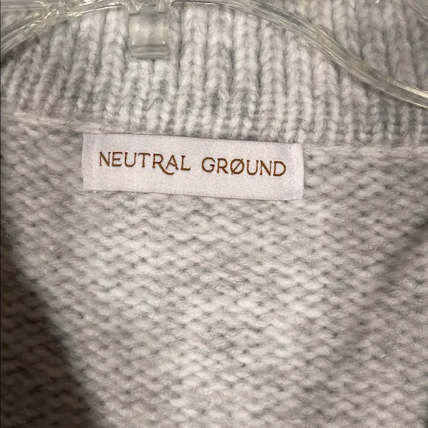 NEUTRAL GROUND WOMENS LIGHT GRAY V NECK COLLARED SWEATER SMALL - Image 2