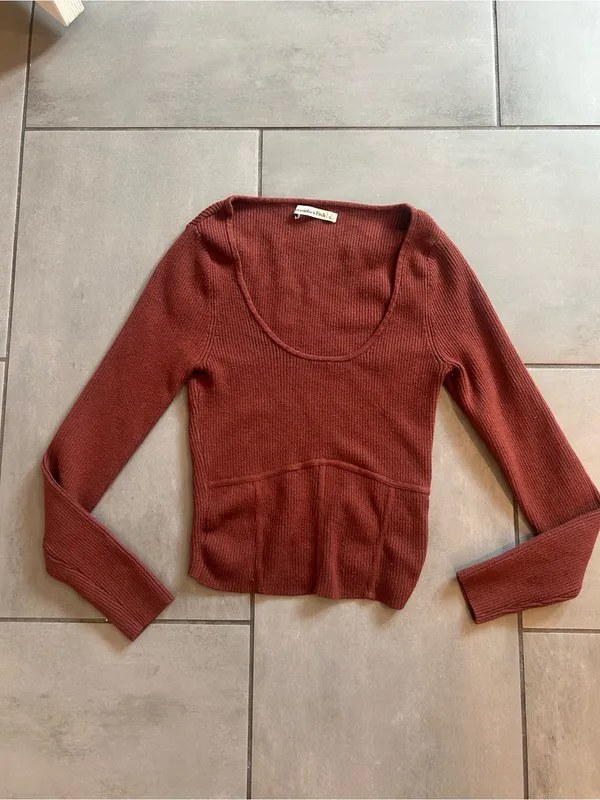 Abercrombie & Fitch Ribbed Scoop-Neck Long-sleeve Crop Top | Rust-brown - Image 2