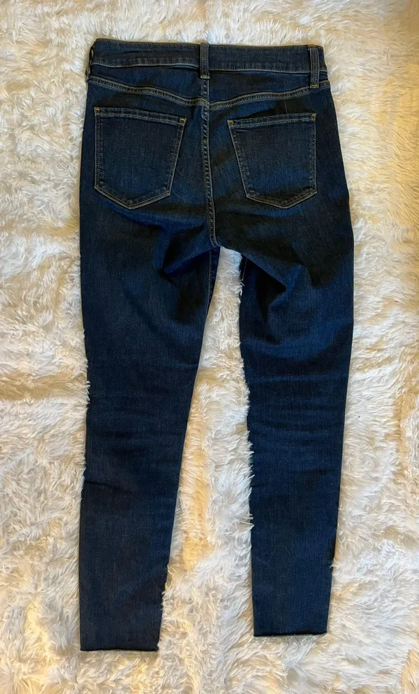 Gap Jeans, Universal Jagging Midrise Size 29 Or Eight Regular - Image 2