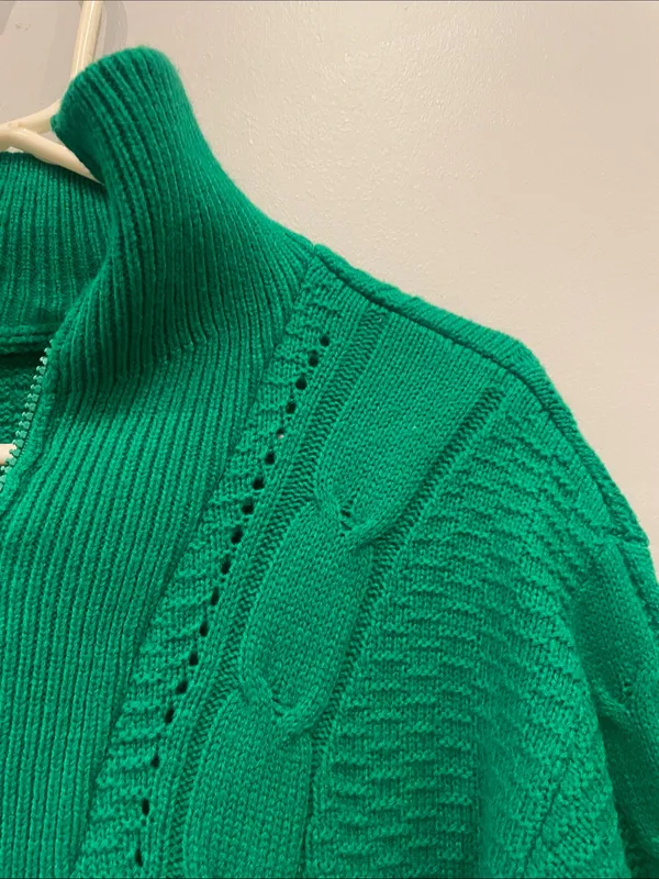 Beautful green long sleeve sweater like new - Image 2