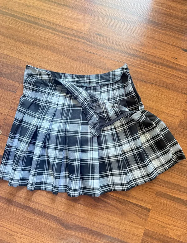 Forever 21 Black & White Pleaded Skirt - Image 3