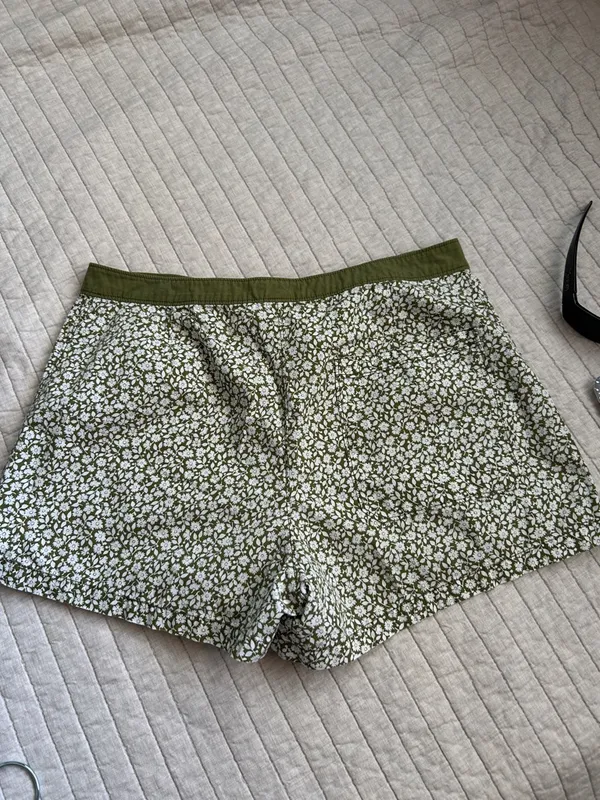 J.Crew vintage Y2K olive green white ditzy floral daisy printed shorts 6 - Image 8