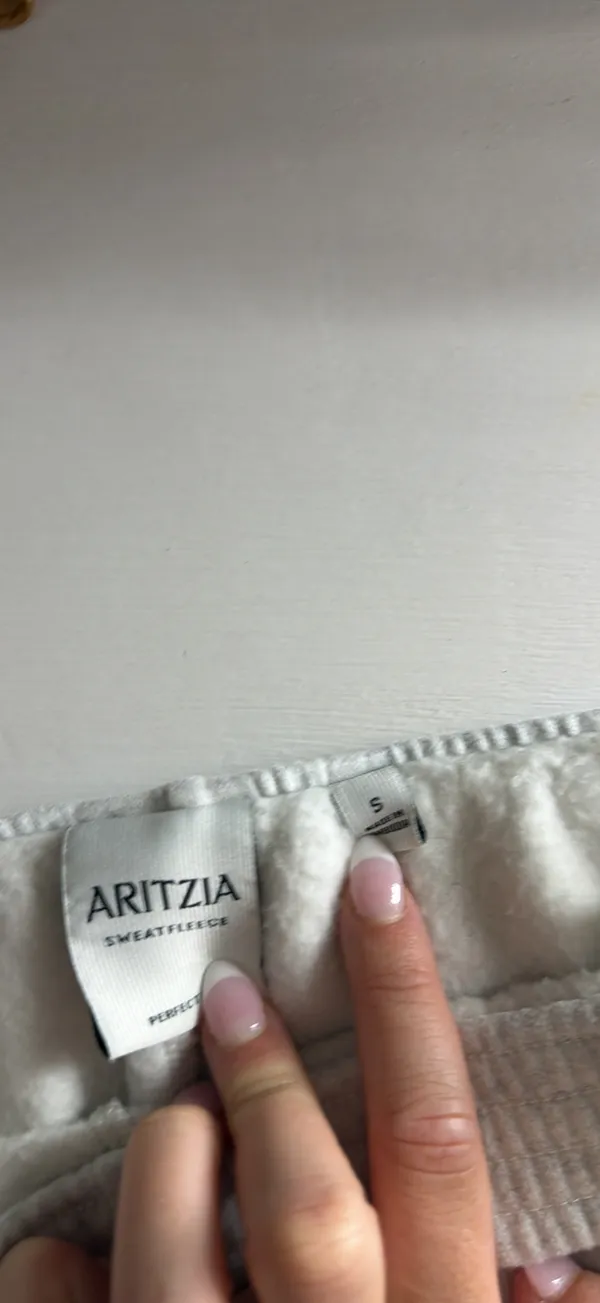 Aritzia Shorts Sweat Fleece - Image 2